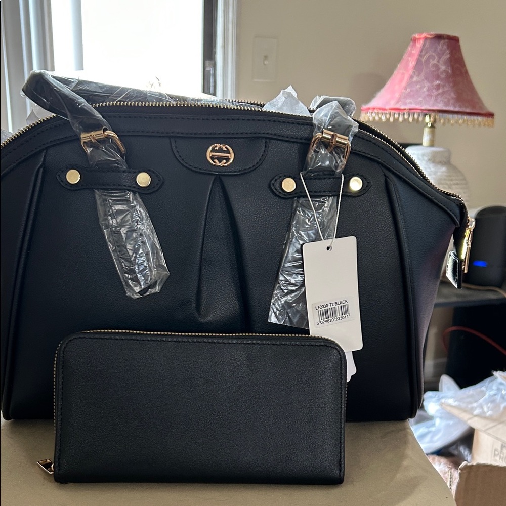 Elegant Black Women's Handbag and Wallet Set in Vegan Leather